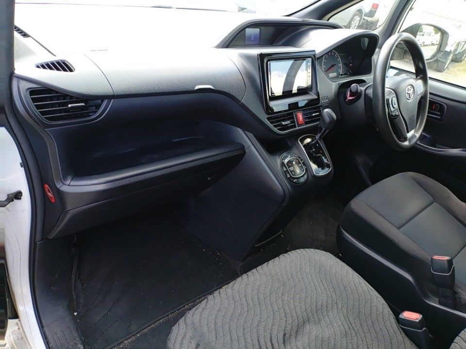 2015 Toyota Noah auction photo 16