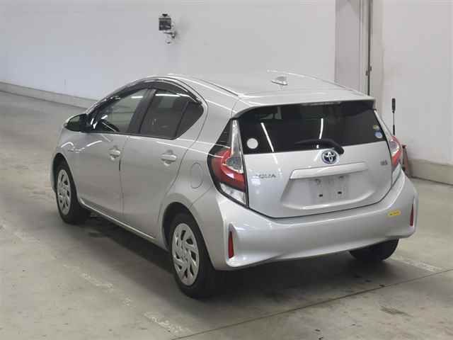2017 Toyota Aqua S auction photo 2