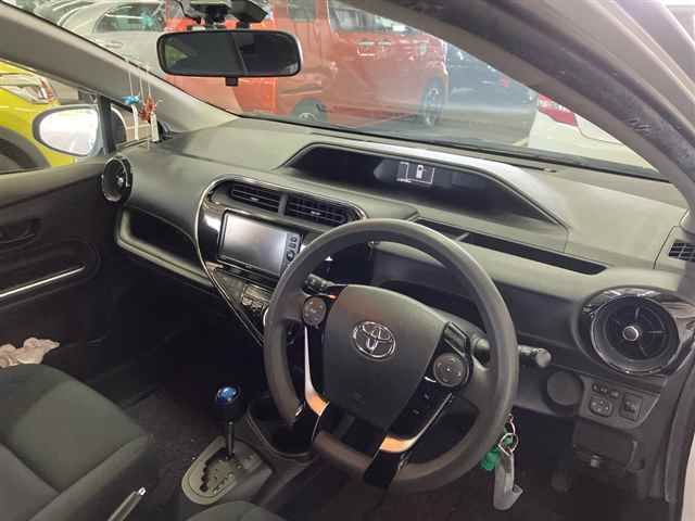 2017 Toyota Aqua S auction photo 3
