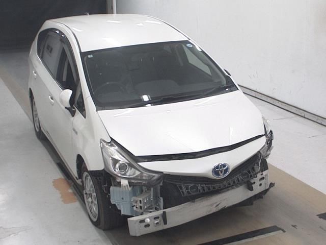 2015 Toyota Prius Alpha S Japan auction vehicle
