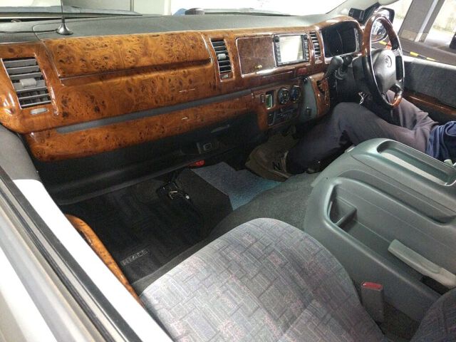 2007 Toyota Hiace グランドキャビン 4WD auction photo 3