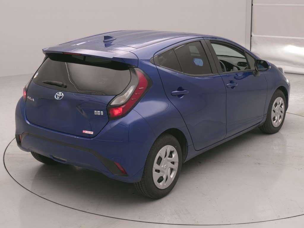 2022 Toyota Aqua X auction photo 2