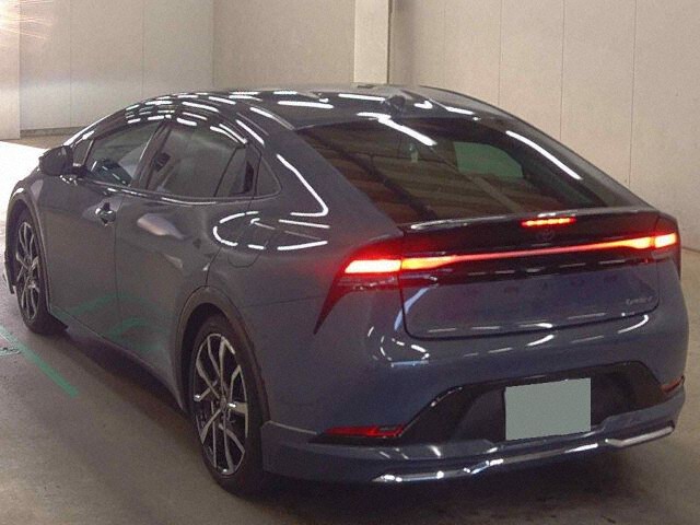 2024 Toyota Prius PHEV Z auction photo 2