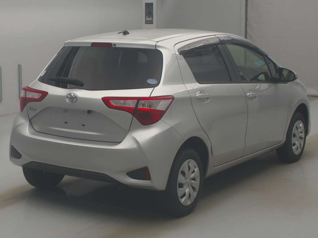 2019 Toyota Vitz F 4WD auction photo 2