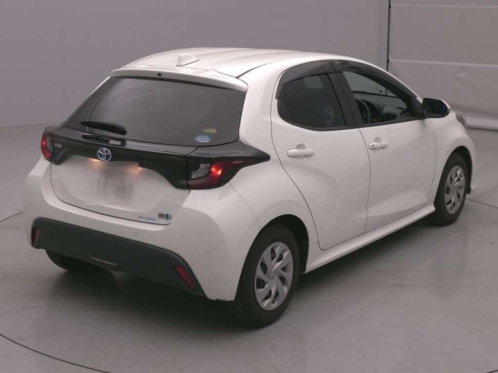 2021 Toyota Yaris ハイブリッドX auction photo 2