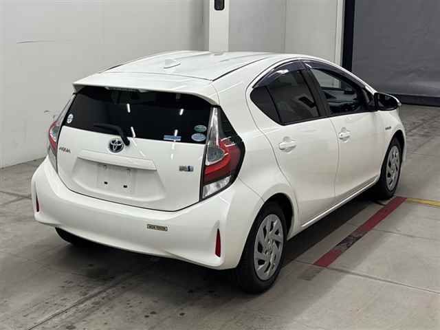 2019 Toyota Aqua S auction photo 5