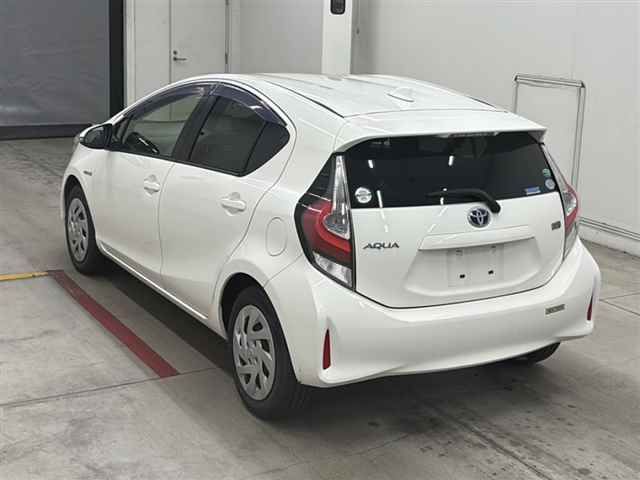 2019 Toyota Aqua S auction photo 2