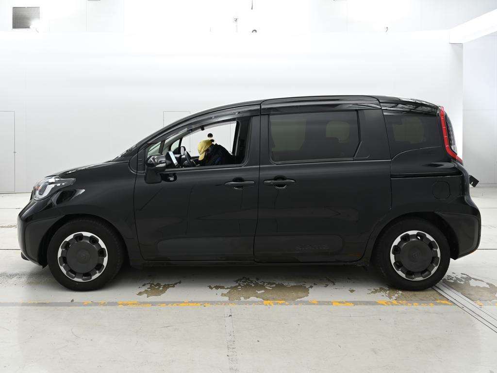 2023 Toyota Sienta Hybrid Z auction photo 4