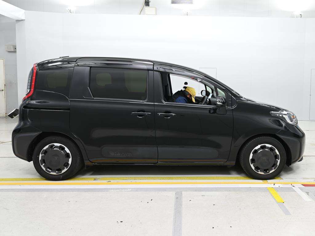 2023 Toyota Sienta Hybrid Z auction photo 3