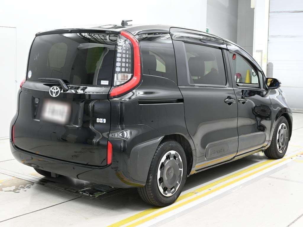 2023 Toyota Sienta Hybrid Z auction photo 2