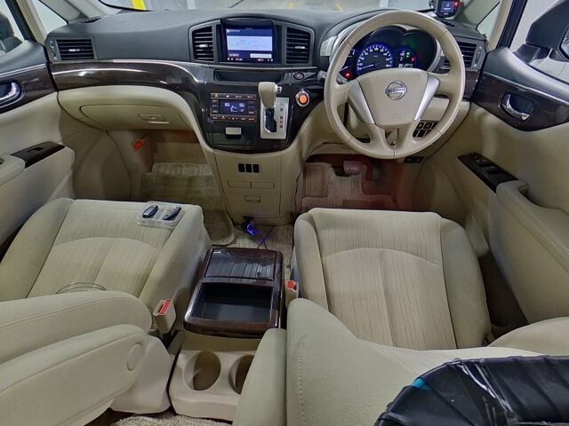 2013 Nissan Elgrand 250XG auction photo 3