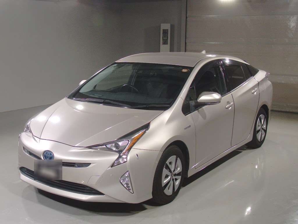 Japan Auction Vehicles 4 2017 Toyota Prius A auction photo