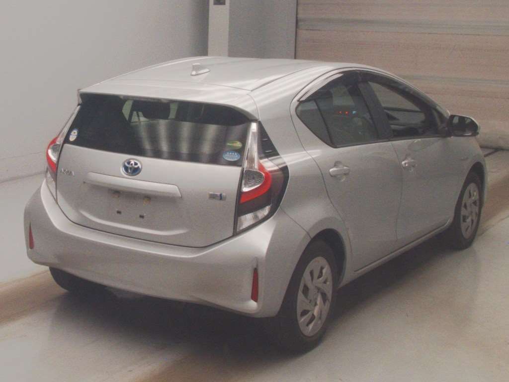 2019 Toyota Aqua L auction photo 2