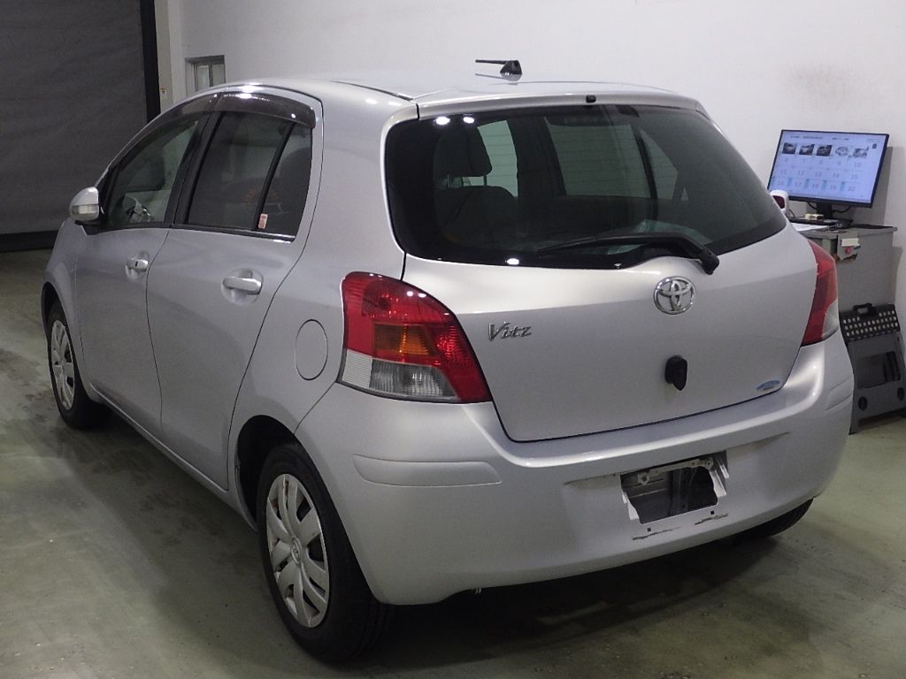 2009 Toyota ヴィッツ 5HB F LTD auction photo 5