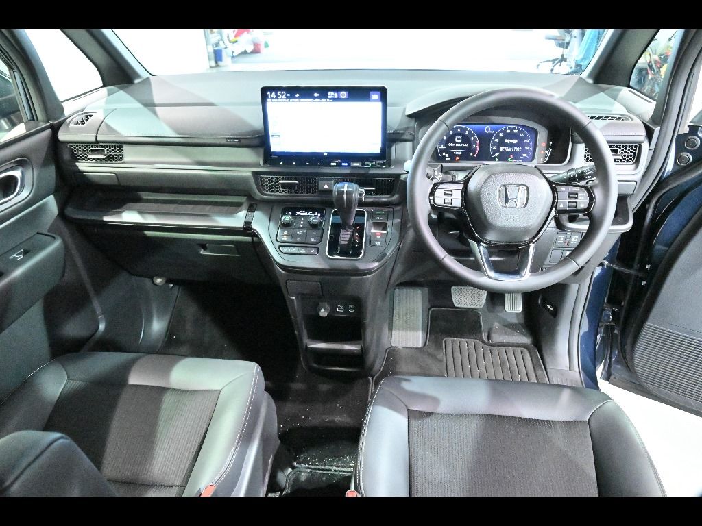 2022 Honda Stepwgn 4WD 7人 auction photo 3