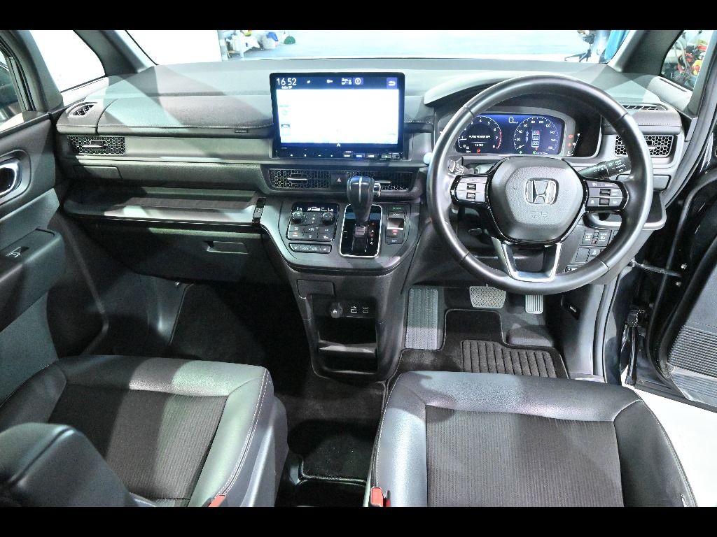 2022 Honda Stepwgn 4WD 8人 auction photo 3