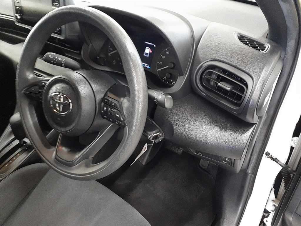 2021 Toyota Yaris ハイブリッドX auction photo 9