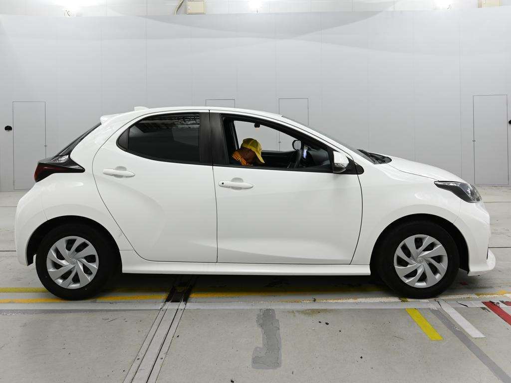 2021 Toyota Yaris ハイブリッドX auction photo 3