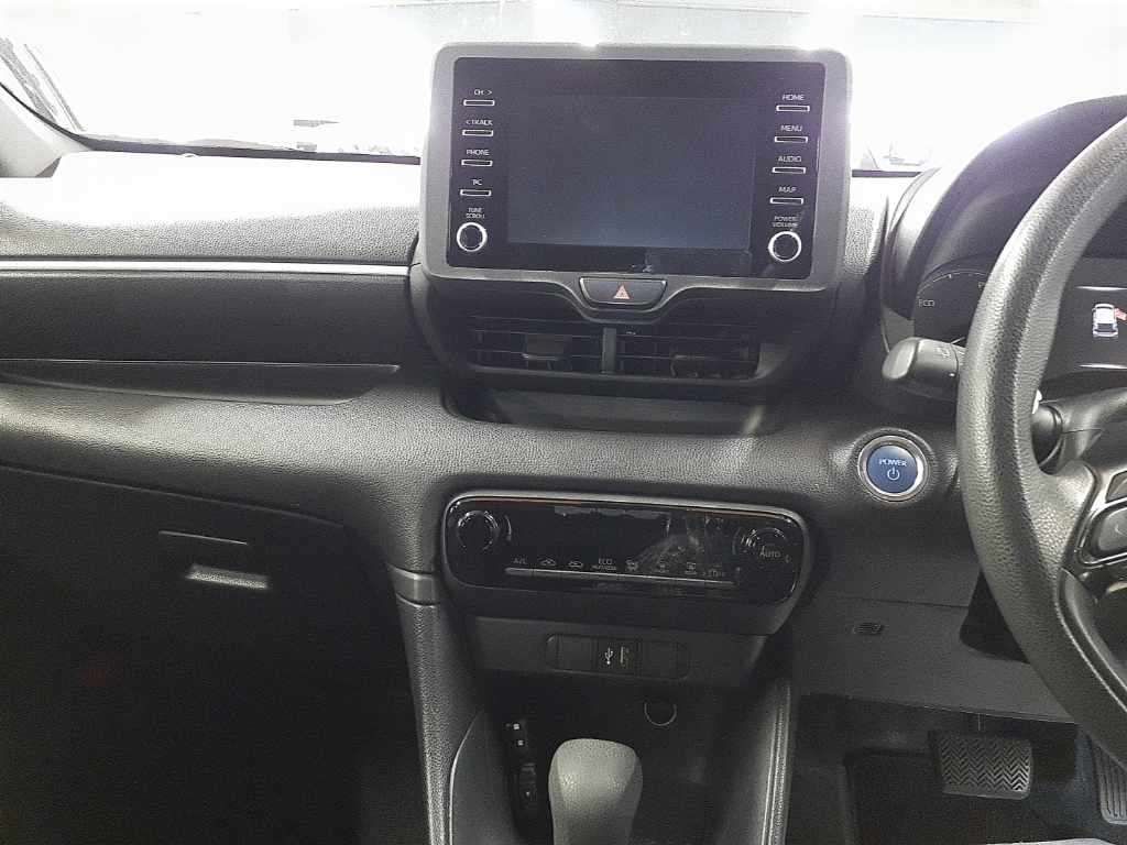 2022 Toyota Yaris ハイブリッドX 4WD auction photo 12
