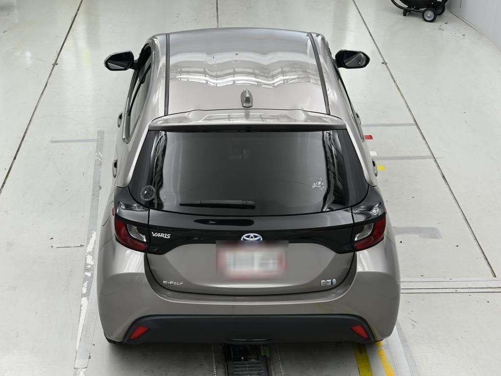 2022 Toyota Yaris ハイブリッドX 4WD auction photo 8