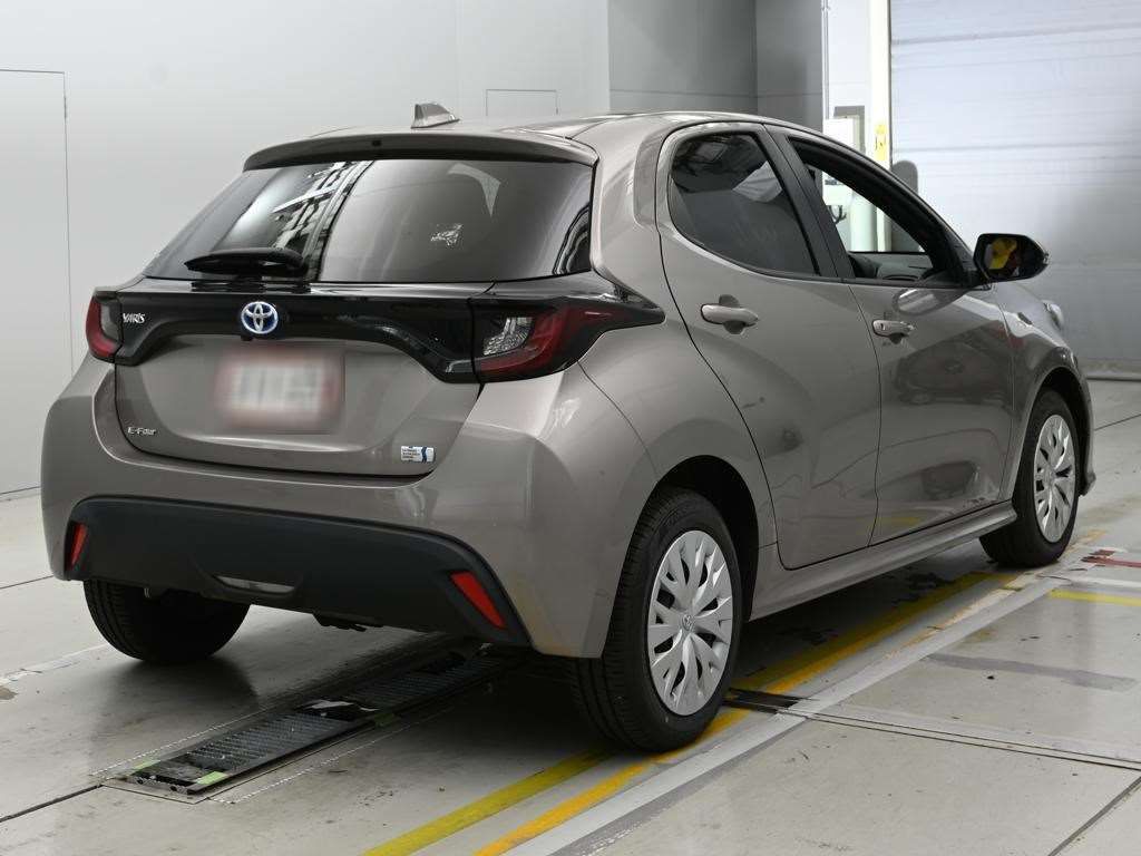 2022 Toyota Yaris ハイブリッドX 4WD auction photo 2