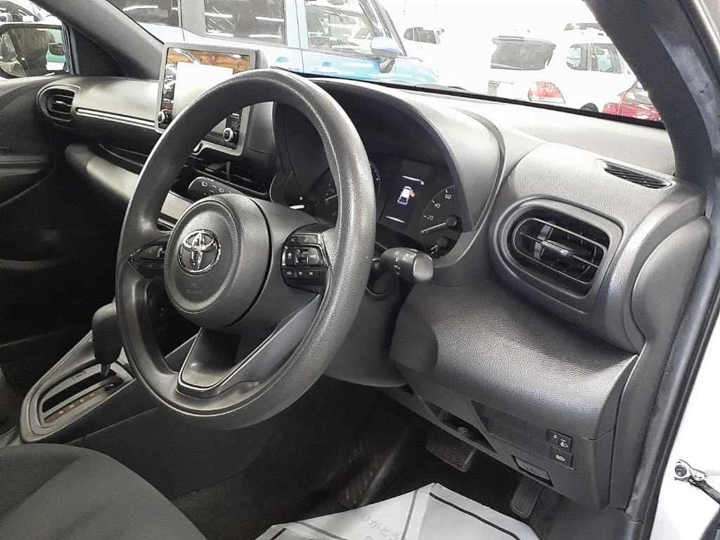 2022 Toyota Yaris ハイブリッドX 4WD auction photo 9