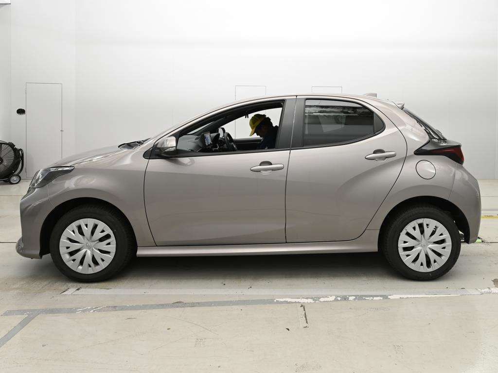 2022 Toyota Yaris ハイブリッドX 4WD auction photo 4