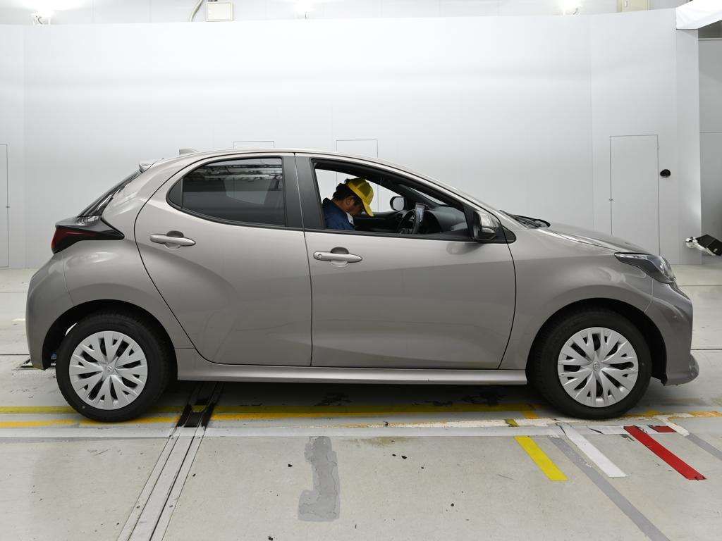 2022 Toyota Yaris ハイブリッドX 4WD auction photo 3