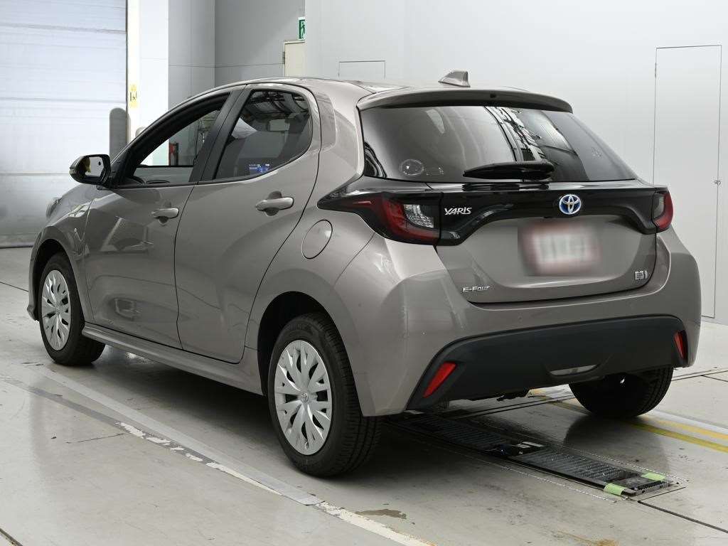 2022 Toyota Yaris ハイブリッドX 4WD auction photo 6