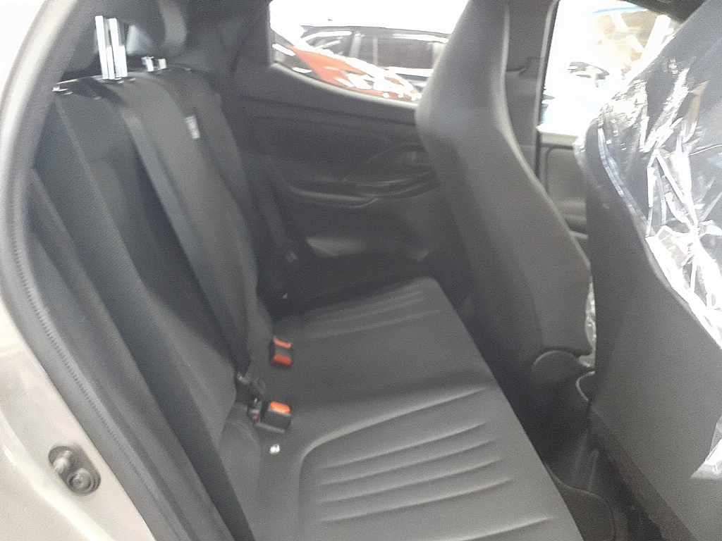 2022 Toyota Yaris ハイブリッドX 4WD auction photo 11