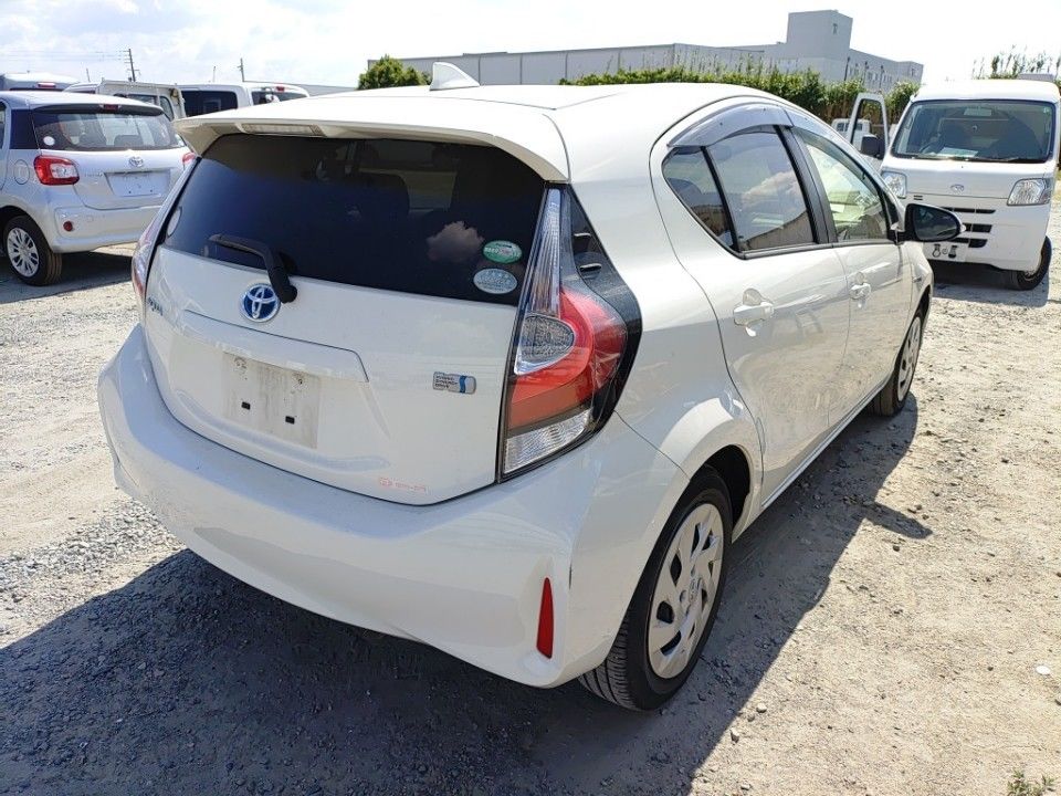 2017 Toyota Aqua auction photo 2
