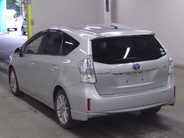 2014 Toyota Prius Alpha S Touring Selection auction photo 2