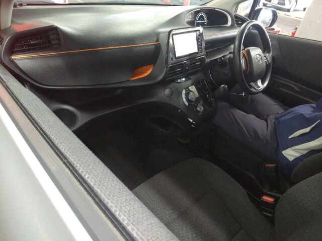 2021 Toyota Sienta HV Fanbase X auction photo 3