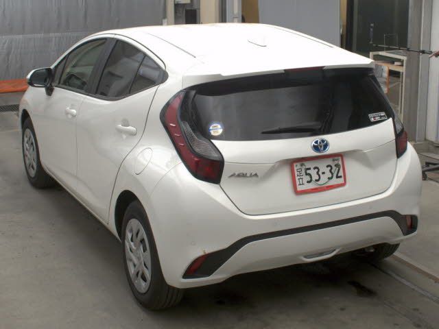 2025 Toyota Aqua X auction photo 2