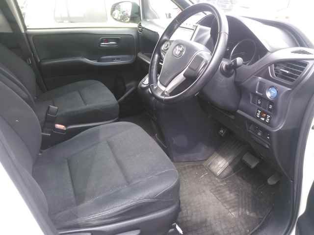 2014 Toyota Voxy Hybrid V auction photo 3