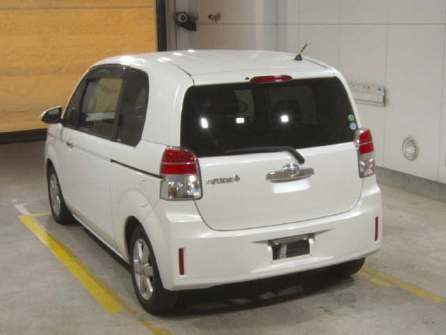2013 Toyota Spade F auction photo 2