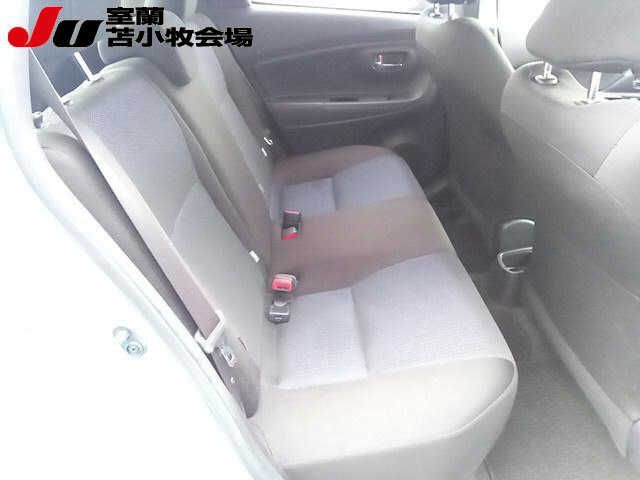 2016 Toyota Vitz 4WD F LEDエディション auction photo 8