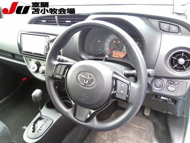 2016 Toyota Vitz 4WD F LEDエディション auction photo 6