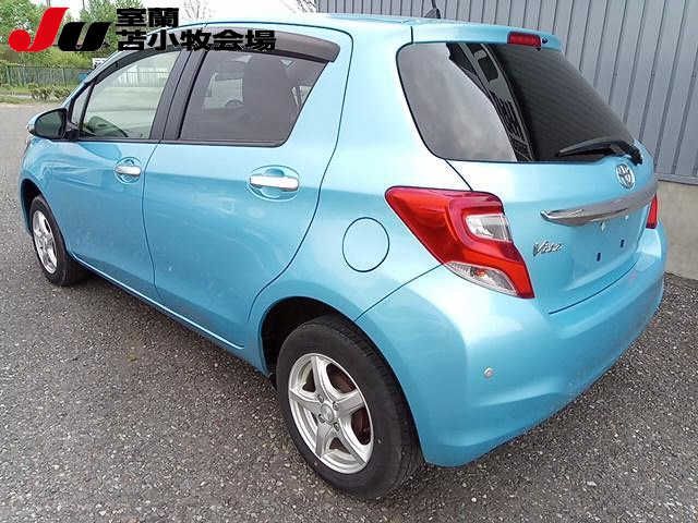 2016 Toyota Vitz 4WD F LEDエディション auction photo 2