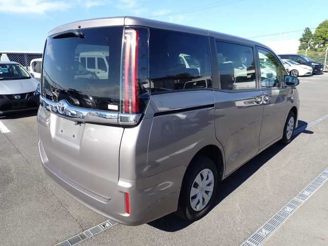 2020 Toyota Noah 4WD X auction photo 2