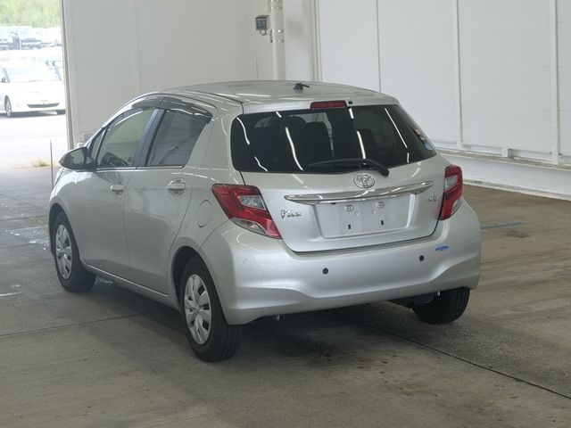 2015 Toyota Vitz ジュエラ auction photo 2