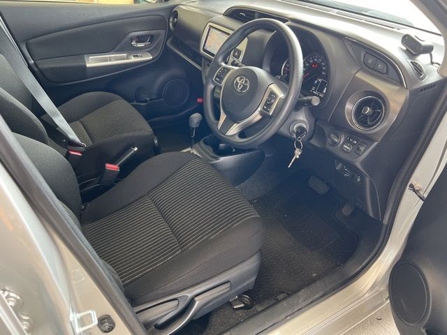 2015 Toyota Vitz ジュエラ auction photo 4
