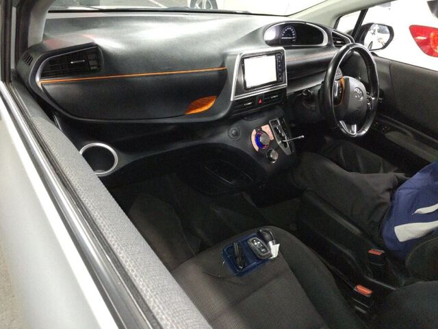 2021 Toyota Sienta HV Fanbase G auction photo 3