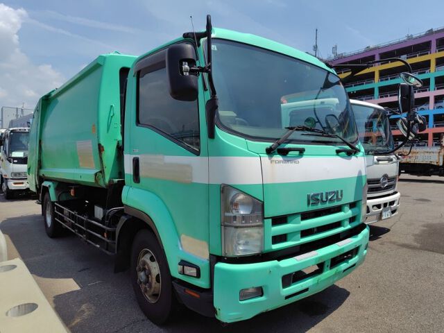 Japan Auction Vehicles 8 2013 Isuzu Forward Packer auction photo