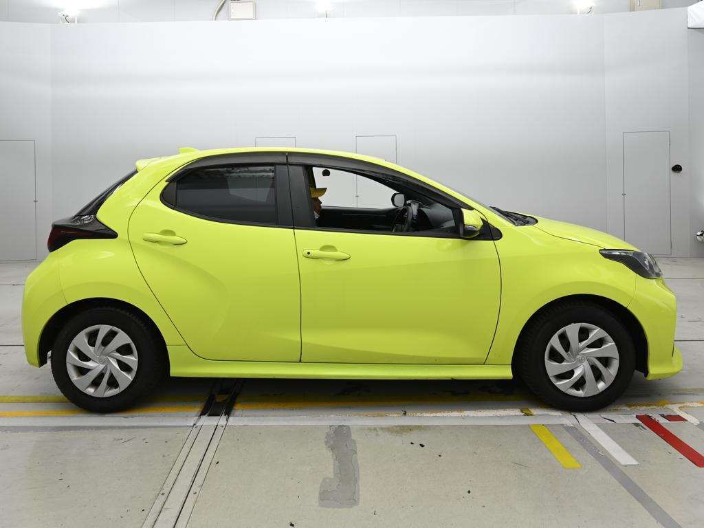 2021 Toyota Yaris ハイブリッドX auction photo 3