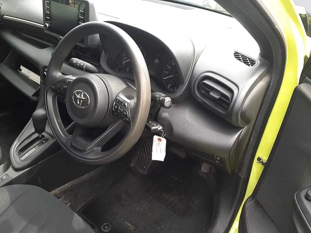 2021 Toyota Yaris ハイブリッドX auction photo 9