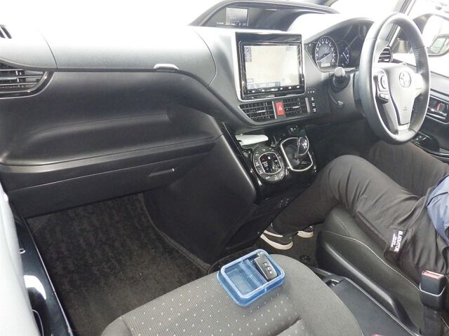 2020 Toyota Noah HV G auction photo 3