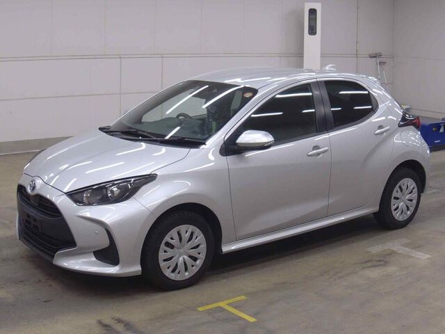 2022 Toyota Yaris ハイブリッドX 4WD auction photo 4