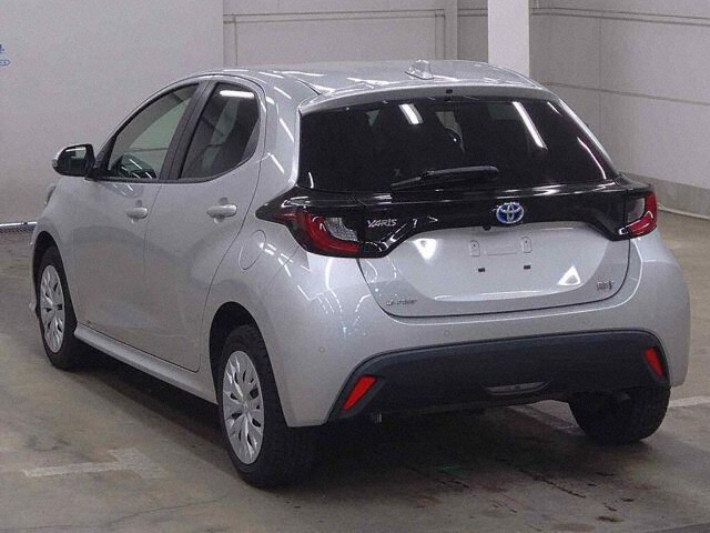 2022 Toyota Yaris ハイブリッドX 4WD auction photo 2