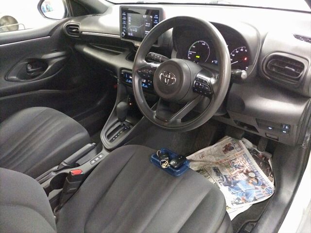2022 Toyota Yaris ハイブリッドX 4WD auction photo 3